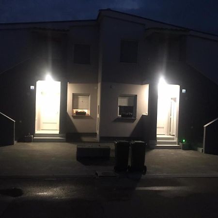 Apartman Petra 1 Vir Exterior photo
